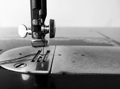 縫紉機(jī)的年代 時光的針腳與工業(yè)的詩意